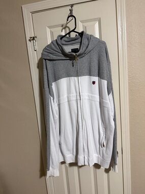 Men's Two-Tone Gray & White Zip-Up Sweater with Subtle Crest 4xl
